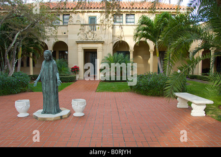 Extérieur jardin de l'Église catholique romaine St Edwards à West Palm Beach Florida USA Banque D'Images