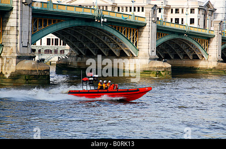 Bateau de sauvetage de la RNLI sur tamise Southwark Bridge London England UK Banque D'Images