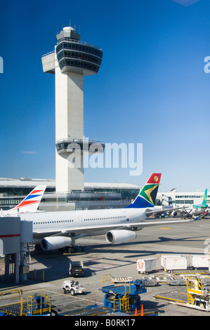 Le JFK International airport tour de contrôle du trafic aérien avec des avions garé au terminal Banque D'Images