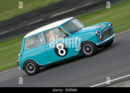 1964 Austin Mini Cooper S à Goodwood Revival, Sussex, UK. Driver - Barrie 'Whizzo' Williams. Banque D'Images