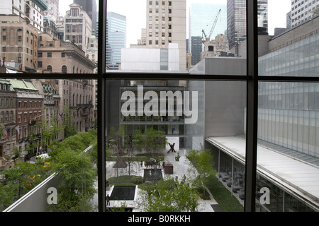 Vue sur le jardin de sculptures au musée d'Art Moderne (MOMA), New York City Banque D'Images