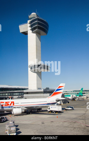 Le JFK International airport tour de contrôle du trafic aérien avec des avions garé au terminal Banque D'Images