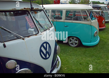 Cars VW en écran partagé sur l'affichage à Stanford Hall, Leicestershire, Angleterre. Banque D'Images