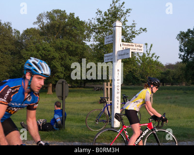 Les cyclistes près de Richmond Gate à Richmond Park, Surrey. UK Banque D'Images