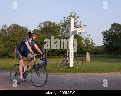 Cycliste près de Richmond Gate à Richmond Park, Surrey. UK Banque D'Images