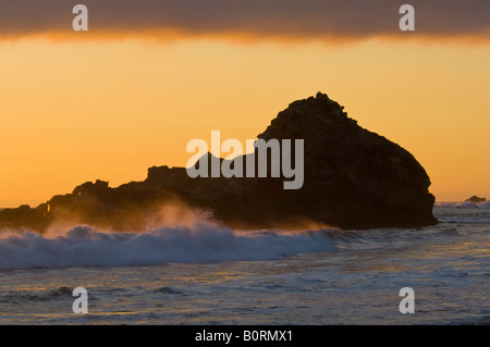 Les roches du littoral et des vagues se brisant au coucher du soleil Plage Pfeiffer Big Sur Californie Banque D'Images