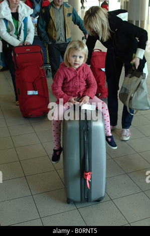 L''aéroport de Gran Canaria les touristes attendent en ligne pour vérifier dans Banque D'Images