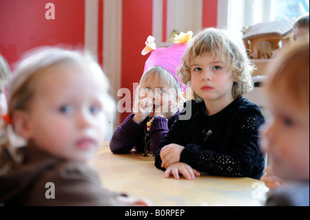 Holland Bussum garderie Koningskinderen une fille vient d'avoir quatre fête son dernier jour Banque D'Images