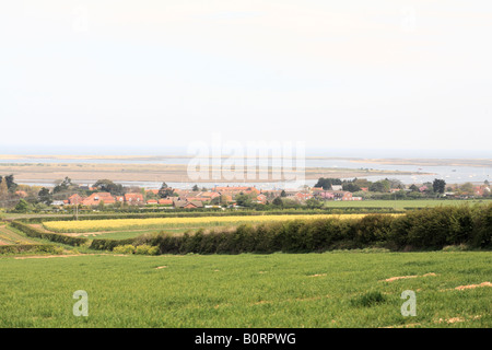 Voir à travers champs en direction de Brancaster Staithe Banque D'Images