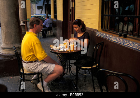 Sevilla un couple de touristes appréciant leur petit-déjeuner dans le quartier juif de Barrio Santa Cruz Banque D'Images