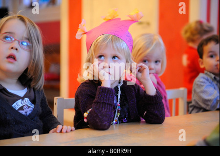 Holland Bussum garderie Koningskinderen une fille vient d'avoir quatre fête son dernier jour Banque D'Images