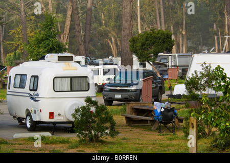 Camping et RV les campeurs à Morro Bay State Park Campground Morro Bay, Californie Banque D'Images