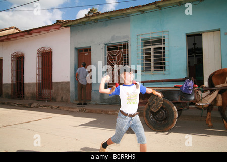 Garçon jouant au baseball dans une rue de Trinidad, Sancti-Spíritus Province, Cuba, l'Amérique latine Banque D'Images