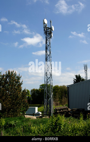 Téléphone mobile à l'arrière du mât farm yard Carlisle Cumbria England Banque D'Images