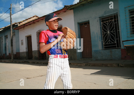 Garçon jouant au baseball dans une rue de Trinidad, Sancti-Spíritus Province, Cuba, l'Amérique latine Banque D'Images