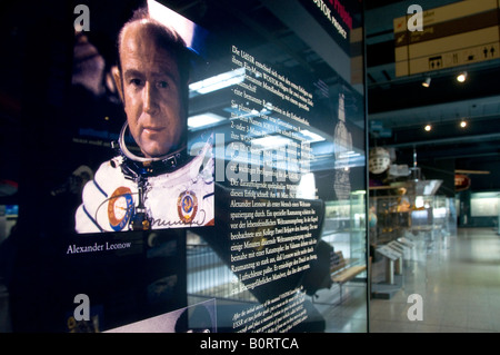 Photo du cosmonaute soviétique Alexei Leonov exposée à l'intérieur du Deutsches Museum dans la ville de Munich capitale de la Bavière Allemagne Banque D'Images