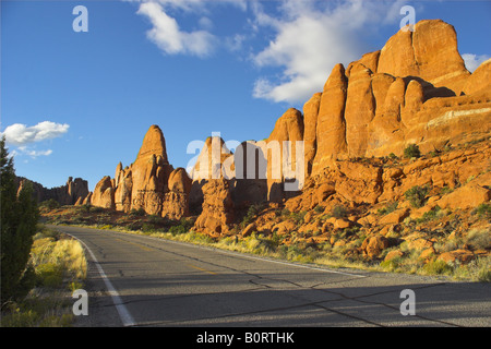 Route magnifique entre les formations de pierre naturelle insolite dans le parc bien connu aux ETATS UNIS arch Banque D'Images