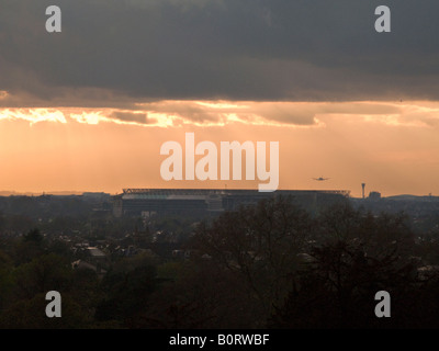 Vue vers l'aéroport d'Heathrow d'un avion s'approchant de la terre, et le terrain de rugby de Twickenham, vu de Richmond Hill. Surrey. UK Banque D'Images