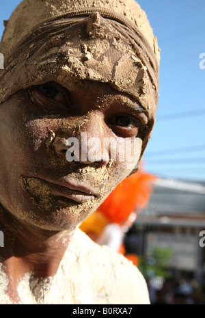 Carnival participant déguisé en momie effectue durant Carnaval Vegano, chaque année un carnaval de La Vega, République Dominicaine Banque D'Images