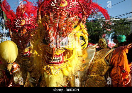 Les participants du carnaval portant robe de Diablo Cojuelo effectuer durant Carnaval Vegano à La Vega, République Dominicaine Banque D'Images