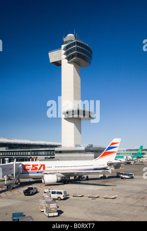 Le JFK International airport tour de contrôle du trafic aérien avec des avions garé au terminal Banque D'Images