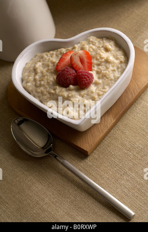 Bol en forme de coeur de porridge aux fruits rouges Banque D'Images