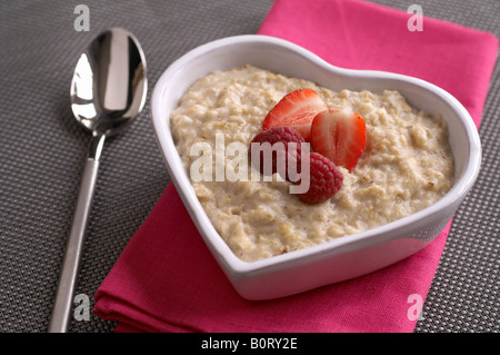 Bol en forme de coeur de porridge aux fruits rouges Banque D'Images