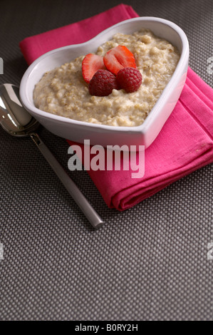 Bol en forme de coeur de porridge aux fruits rouges Banque D'Images