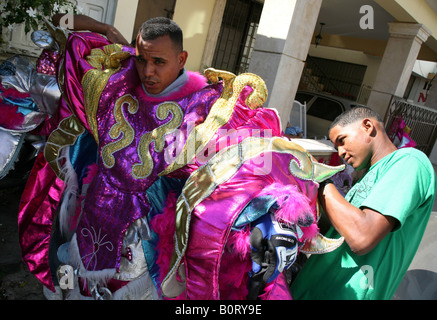 Les participants se faisant passer un carnaval de robes de fantaisie DIABLE COJUELO durant Carnaval Vegano à La Vega, République Dominicaine Banque D'Images