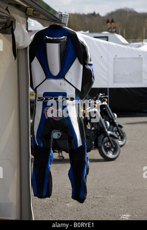 Les cuirs d'équitation diffusant au soleil. Le circuit automobile de Brands Hatch, Kent, Angleterre. Banque D'Images