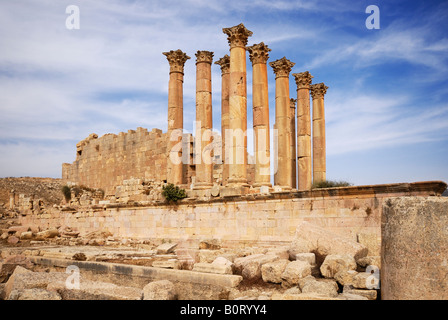 Temple d'Artémis avec colonnes corinthiennes ruines de Jerash ville Décapole romaine datant de 39 à 76 Ma, la Jordanie, l'Arabie Banque D'Images