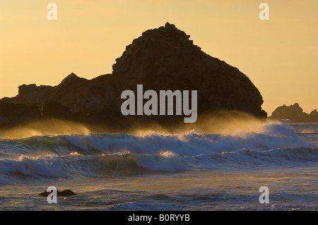 Les roches du littoral et des vagues se brisant au coucher du soleil Plage Pfeiffer Big Sur Californie Banque D'Images