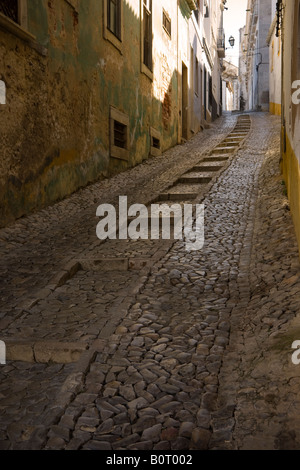 Ruelle à Tavira Algarve Portugal avec des galets et de la chaussée à épaulement Banque D'Images