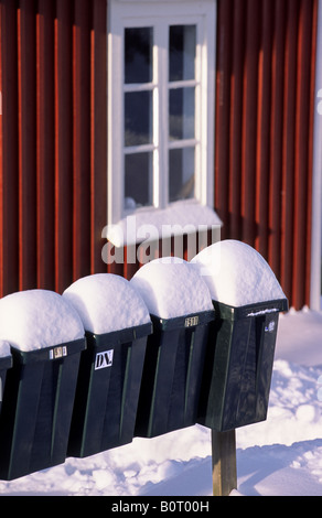 Boîtes aux lettres couvertes de neige. Havstenssund, Bohuslan, Sweden. Banque D'Images