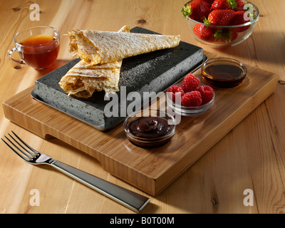 La cuisson des crêpes sur une pierre de lave chaude nourriture éditoriale Banque D'Images