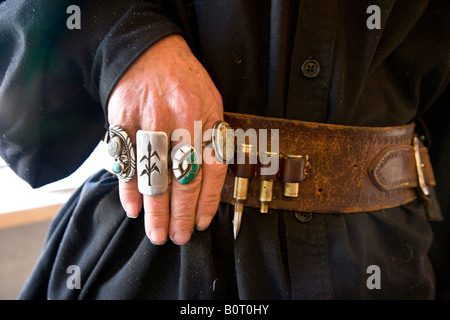 Ouest Américain 1845 authentique ceinture des armes à feu et des balles et des anneaux Turquoise en main, Santa Fe, New Mexico, USA Banque D'Images