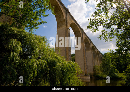 Ancien viaduc de chemin de fer traversant la rivière creuse, Le Blanc, Indre, France. Banque D'Images