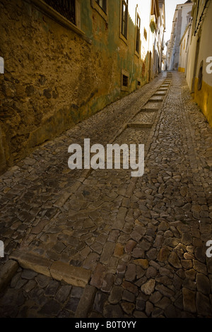 Ruelle à Tavira Algarve Portugal avec des galets et de la chaussée à épaulement Banque D'Images