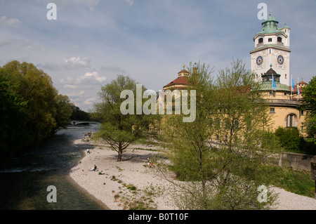 Vue de la vieille Muellersches Volksbad piscine public tour de l'horloge sur les rives de la rivière Isar à Munich, Bavière. Allemagne Banque D'Images