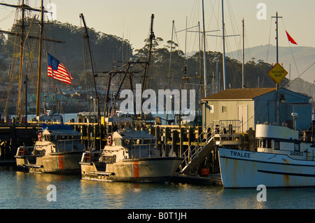 La vie de la Garde côtière canadienne 47 bateaux à moteur à la station dock en Californie de Morro Bay Harbour Banque D'Images