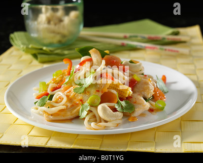 Sauté de poulet et nouilles nourriture éditoriale Banque D'Images