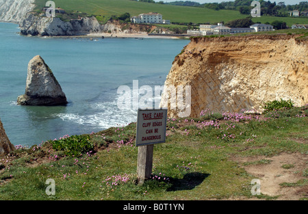 Le signe de danger sur la falaise, à la baie d'eau douce situé au sud de l'île Ile de Wight Angleterre UK Banque D'Images