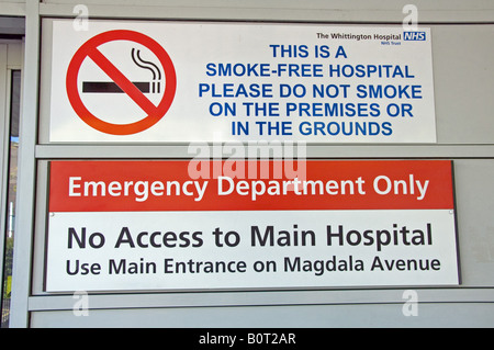 Smoke Free affiche à l'extérieur de l'hôpital Whittington Archway Islington au nord de Londres Angleterre Royaume-uni Banque D'Images