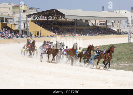 Course de sable et de cendre à Marsa racetrack, Trotters, les courses de chevaux, les courses de trot au Racing Club, hippodrome Rue, Marsa, Malte. Banque D'Images