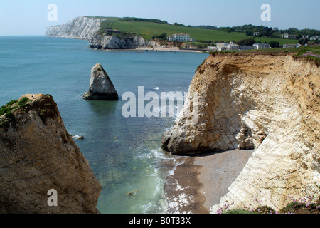 Falaises de craie à Freshwater Bay situé sur le sud de l'île Ile de Wight Angleterre Royaume-uni marée basse Banque D'Images