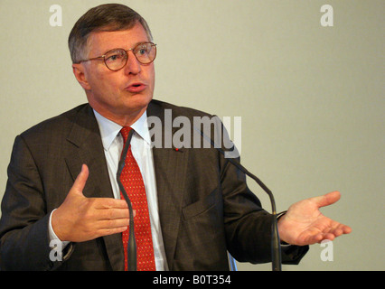 Thierry Desmarest PDG de Total s'exprime lors d'une conférence de presse à Paris France Banque D'Images