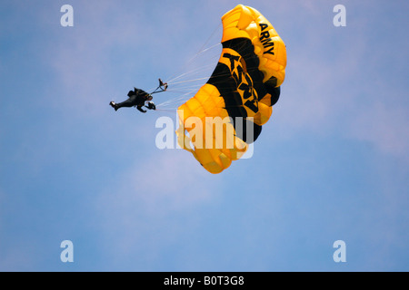 Un parachutiste Golden Knight se prépare pour l'atterrissage à la zone cible à l'Open House 2008 Service Commun air show dans le Maryland. Banque D'Images