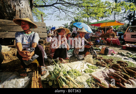 Les femmes Bajau. Tamus ( ) à Kota Belud marché. Sabah, Bornéo. La Malaisie. Banque D'Images