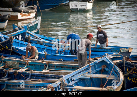 15 08 08 Essaouira Maroc les bateaux de pêche et pêcheurs dans le port Photo Simon Grosset Banque D'Images