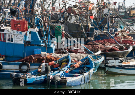 15 08 08 Essaouira Maroc bateaux de pêche dans le port Photo Simon Grosset Banque D'Images